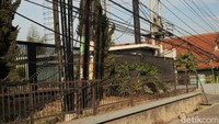 Keberadaan kabel yang menjumpai ini pasti akan membahayakan pejalan kaki, karena posisinya persis berada di atas trotoar jalan tersebut.  