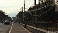 Beginilah penampakan kabel yang menjuntai di Jalan Raya Garut-Bandung, Kabupaten Bandung.