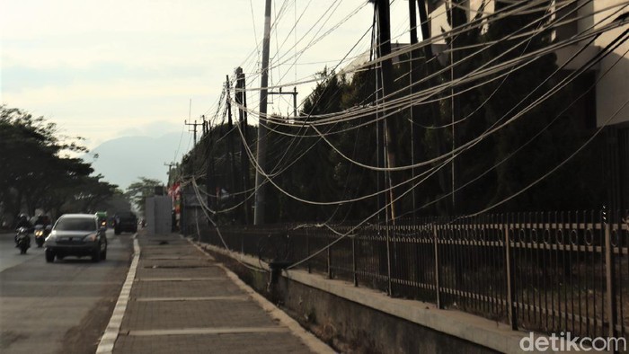 Waduh, Kabel Menjuntai Bikin Resah di Jalan Garut-Bandung Kabel menjuntai terlihat di Jalan Raya Garut-Bandung, Kabupaten Bandung. Kondisi itu bikin resah karena berbahaya bagi para pengguna jalan.
