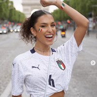 Jessica Aidi adalah wanita yang baru saja dinikahi pesepakbola Italia Marco Verratti. Berperawakan seksi, perempuan berdarah Prancis itu menggeluti profesi sebagai model. Jessica dan Marco menikah pada Juli 2021. Sebelum menjadi model, Jessica Aidi pernah bekerja sebagai pramusaji di sebuah kafe di Paris. Kabarnya di kafe itulah, ia bertemu Verratti. Foto: Instagram