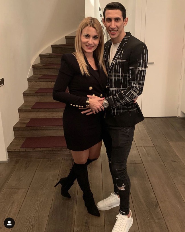 Wanita cantik berambut pirang ini adalah Jorgelina Cardoso, istri gelandang PSG, Angel Di Maria. Keduanya menikah pada 2011 dan saat ini sudah dikaruniai dua anak. Jorgelina lahir di Argentina dan saat ini berusia 39 tahun. Foto: Instagram