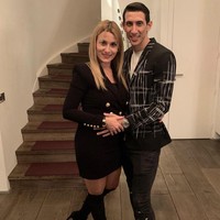 Wanita cantik berambut pirang ini adalah Jorgelina Cardoso, istri gelandang PSG, Angel Di Maria. Keduanya menikah pada 2011 dan saat ini sudah dikaruniai dua anak. Jorgelina lahir di Argentina dan saat ini berusia 39 tahun. Foto: Instagram