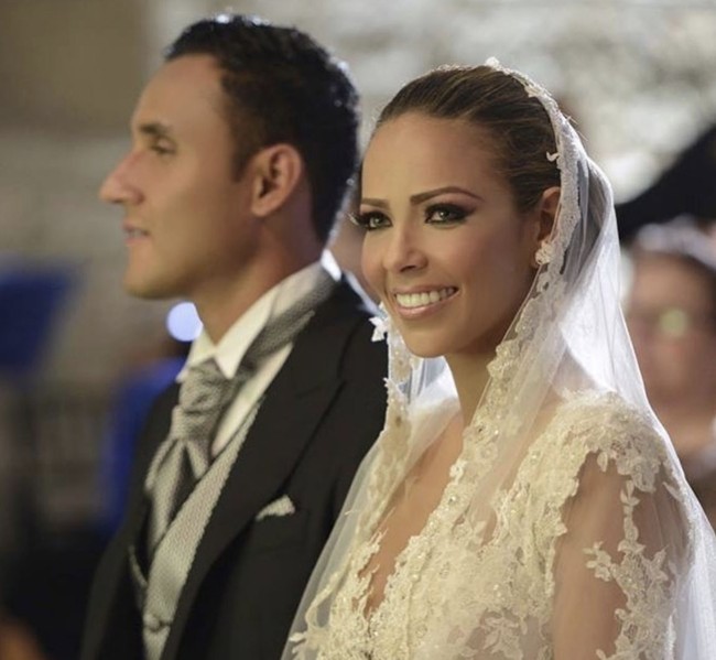 Andrea Salas merupakan istri kiper PSG, Keylor Navas. Sebelumnya, selama bertahun-tahun, Salas dikenal sebagai WAGs Real Madrid. Hingga ketika suaminya pindah ke PSG pada 2019, wanita kelahiran Kosta Rika itu menjadi bagian dari WAGs PSG. Andrea Salas dan Navas menikah pada 2015. Wanita yang berprofesi sebagai desainer interior itu telah melahirkan dua anak. Foto: Instagram