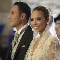 Andrea Salas merupakan istri kiper PSG, Keylor Navas. Sebelumnya, selama bertahun-tahun, Salas dikenal sebagai WAGs Real Madrid. Hingga ketika suaminya pindah ke PSG pada 2019, wanita kelahiran Kosta Rika itu menjadi bagian dari WAGs PSG. Andrea Salas dan Navas menikah pada 2015. Wanita yang berprofesi sebagai desainer interior itu telah melahirkan dua anak. Foto: Instagram