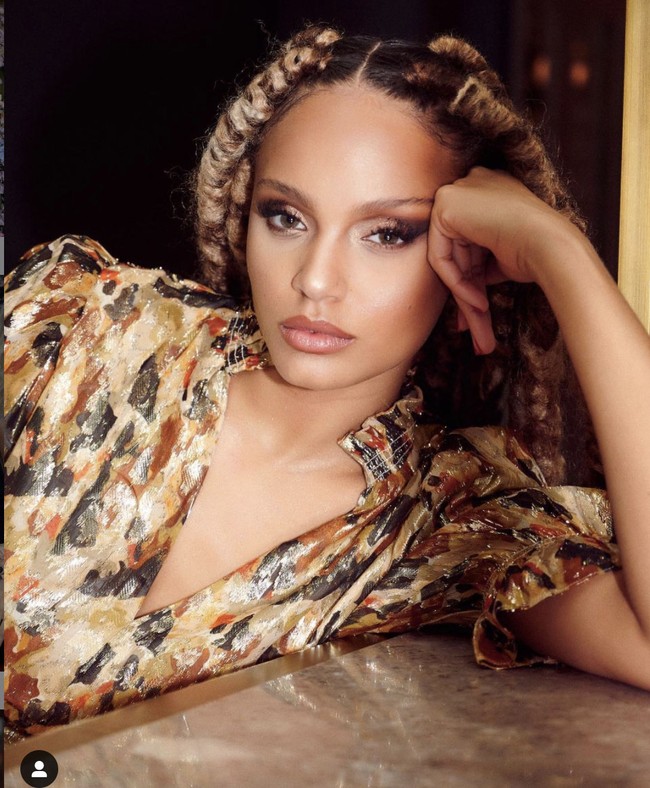 Alicia Aylies, yang dikenal sebagai juara Miss France 2017, merupakan kekasih Kylian Mbappe, pemain PSG yang dikabarkan ingin pindah ke Real Madrid. Alicia lahir di Kepulauan Karibia, namun besar di French Guiana, Amerika Serikat. Menekuni dunia modeling sembari menyelesaikan kuliah di bidang hukum, wanita 23 tahun ini memiliki kecantikan eksotis dengan kulit cokelatnya. Foto: Instagram