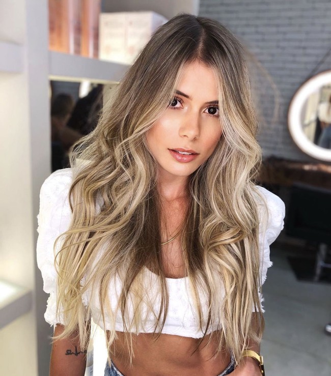 Populer sebagai YouTuber, Carol Cabrino, merupakan istri pemain PSG Marquinhos. Keduanya berkencan sejak 2014 sebelum akhirnya menikah pada 2016. Marquinhos tertarik pada Carol saat melihat wanita cantik itu tampil di acara reality show Jovens Talentos. Wanita yang kini menjadi ibu dua anak itu merupakan YouTuber dengan subscriber lebih dari 45 ribu. Foto: Instagram