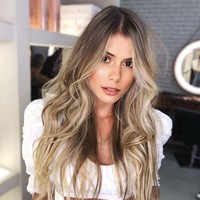 Populer sebagai YouTuber, Carol Cabrino, merupakan istri pemain PSG Marquinhos. Keduanya berkencan sejak 2014 sebelum akhirnya menikah pada 2016. Marquinhos tertarik pada Carol saat melihat wanita cantik itu tampil di acara reality show Jovens Talentos. Wanita yang kini menjadi ibu dua anak itu merupakan YouTuber dengan subscriber lebih dari 45 ribu. Foto: Instagram