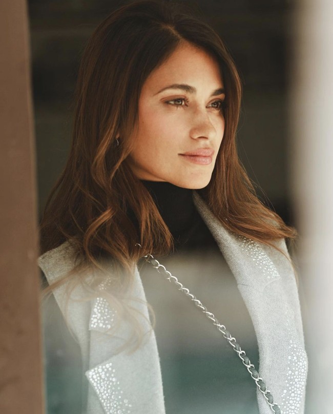 Antonella Roccuzzo merupakan istri Lionel Messi. Setelah bertahun-tahun menjadi WAGs Barcelona, Antonella kini menjadi bagian dari WAGs (wifes and girlfriends) PSG seiring sang suami pindah klub sepakbola. Antonella dinikahi Messi, yang merupakan teman masa kecilnya, pada 2017. Keduanya sudah dikaruniai tiga anak laki-laki. Foto: Instagram