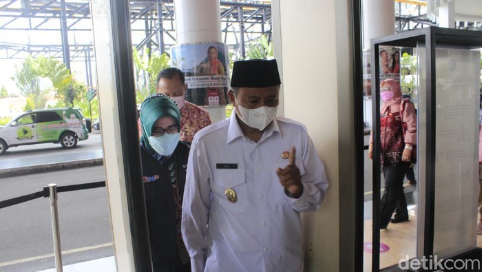 Wagub Jabar Uu Ruzhanul Ulum tinjau penerapan prokes di TSM Bandung.