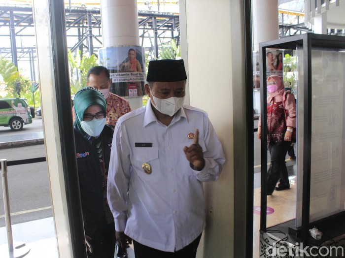 Wagub Jabar Uu Ruzhanul Ulum tinjau penerapan prokes di TSM Bandung.