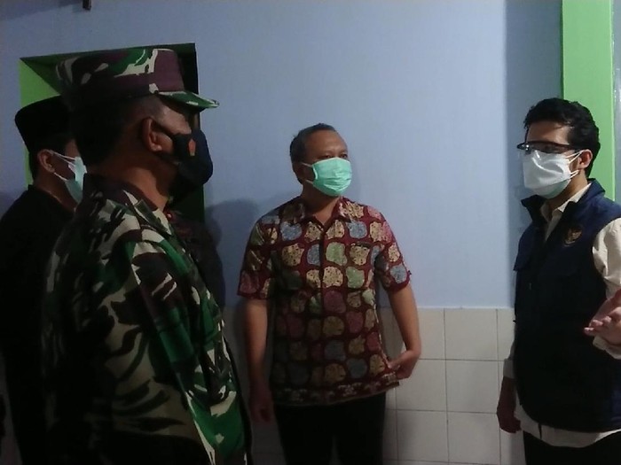 Wakil Gubernur Jatim Emil Elestianto Dardak mengunjungi rumah sakit darurat di Trengalek bersama Danrem 081/DSJ