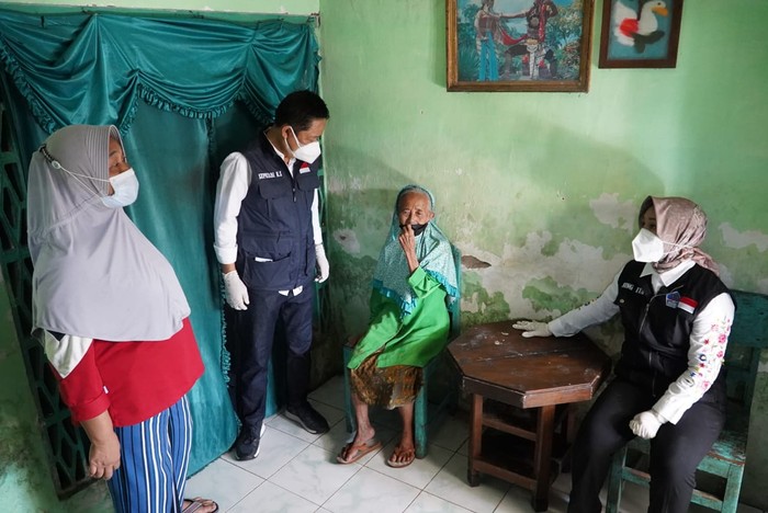 Wali Kota Mojokerto Ika Puspitasari kembali mengunjungi rumah-rumah warga dalam program Jumat Berkah hari ini.