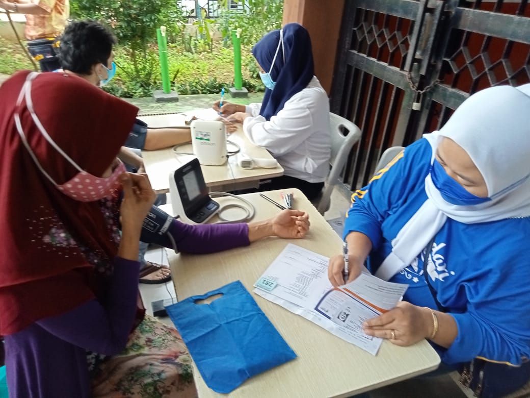Warga antre vaksin di Gerai Vaksinasi Merdeka