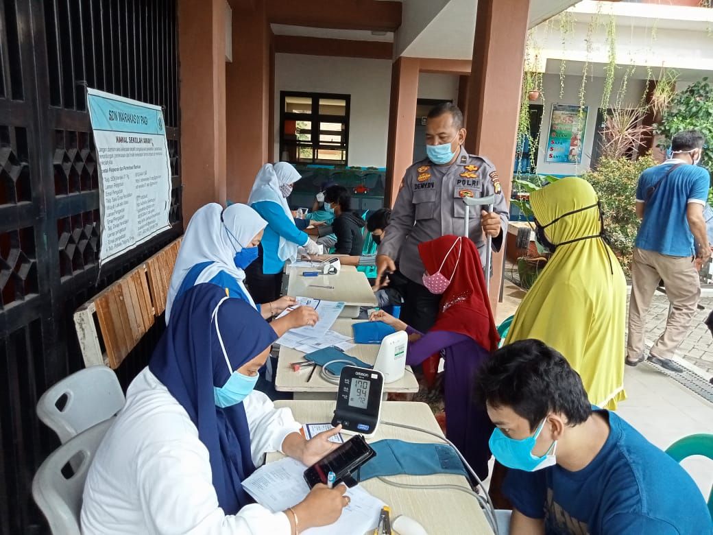Warga antre vaksin di Gerai Vaksinasi Merdeka
