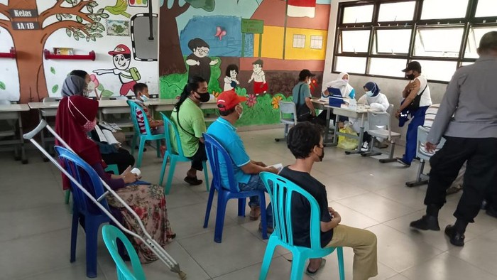 Warga antre vaksin di Gerai Vaksinasi Merdeka
