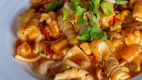 Siapa yang bisa menolak paduan lezat cumi dan saus tiram? Menu cumi saus tiram yang gurih pedas selalu jadi primadona di restoran. Membuat menu ini mudah, tinggal ikuti bahan dan cara membuatnya di sini. Foto: iStock