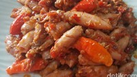 Bagi pencinta pedas, coba bikin cumi mercon berbahan cumi asin ini. Rasa pedas nendangnya dijamin bikin semangat makan. Pastikan gunakan cumi asin yang fresh agar lebih enak. Yuk, contek resep cumi mercon di sini. Foto: detikfood