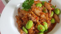 Masih berupa olahan cumi asin pedas, detikfood juga punya rekomendasi resep sambal cumi petai. Paduan petai yang renyah menyempurnakan rasanya. Kamu bisa mengikuti resep sambal cumi petai ini. Foto: detikfood