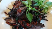 Cumi hitam merupakan olahan cumi favorit orang Indonesia. Tekstur cumi yang kenyal berpadu enak dengan bumbu kental yang terdiri dari beragam rempah. Kamu bisa melihat resep cumi hitam pedas di sini. Foto: detikfood