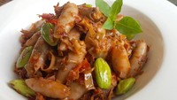 Olahan cumi satu ini juga bikin nafsu makan bertambah. Cumi asin dipadukan bumbu cabai dan kecombrang yang wangi khas. Tinggal tambah nasi hangat, dijamin nikmat! Ini dia resep sambal cumi kecombrang. Foto: detikfood