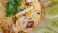 Bosan olahan cumi yang itu-itu saja? Coba bikin nasi goreng cumi ala Thailand yang gurih nikmat ini. Bumbunya ada kecap ikan, saus tiram, dan kecap asin. Langkah membuatnya bisa dilihat di resep ini. Foto: iStock