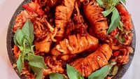 Cumi bakar juga bisa kamu buat di rumah. Gunakan cumi-cumi jenis sero yang pipih dan berdaging tebal. Kemudian sajikan bersama sambal dan lalapan segar. Contek saja resep cumi bakar sambal kemangi di sini. Foto: dok. Masak Masak Trans TV 