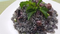 Tinta cumi bisa kamu manfaatkan sebagai bumbu nasi goreng. Sajian ini semakin nikmat saat dilengkapi telur dadar dan bawang merah goreng. Ada resep dan tips mengolah nasi goreng cumi hitam yang bisa kamu lihat di sini. Foto: detikfood 
