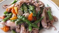 Cumi asin paling pas dipadukan dengan sambal hijau. Rasa pedasnya menyegarkan, apalagi kalau ditambah tomat hijau. Yuk bikin cumi asin cabai hijau dengan resep ini. Foto: detikfood 
