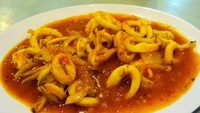 Menu ini selalu jadi incaran saat kita berkunjung ke tempat makan seafood. Kamu bisa bikin sendiri cumi saus Padang ala warung tenda. Saus asam manisnya diracik dengan saus sambal, saus cabai, dan cabai merah agar lebih nikmat. Ini resep cumi saus Padang yang bisa kamu contek. Foto: detikfood