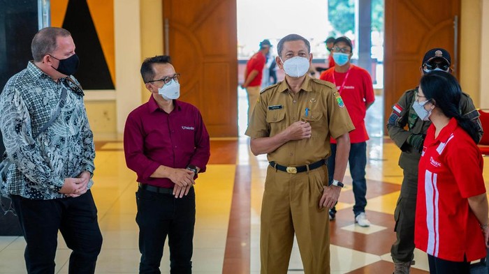 Pemkab Karawang bersama PT Amazon Data Services dan Halodoc menggelar sentra vaksinasi COVID-19 yang menyasar 7.500 pelaku UMKM.