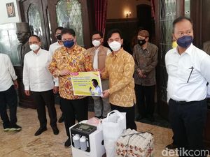 Airlangga Bertemu Gibran, Salurkan Bantuan Bergambar Dirinya