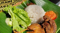 Sementara menu bebek gorengnya tak kalah nikmat. Tekstur luarnya garing renyah sementara bagian dalamnya empuk. Makin nendang kalau dimakan bersama sambalnya. Foto: detikFood/Devi S. Lestari