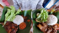 Bebek di sini punya ukuran cukup besar, berdaging tebal dan empuk. Menurut Andri, salah satu pegawai di Warung Arjuna, bebek yang digunakan adalah jenis bebek hibrida. Foto: detikFood/Devi S. Lestari