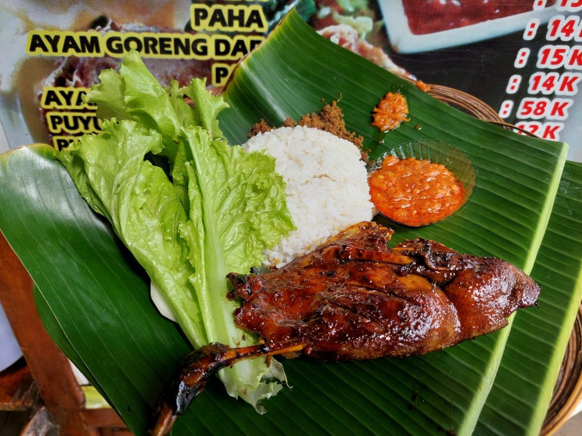 Bebek Arjuna:  Maknyus! Bebek Bakar Berpadu Sambal Bawang yang Mantul