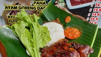 Untuk membuat tekstur bebek ini empuk juicy dan rasanya lezat, semua bebek lebih dulu diungkep dengan bumbu. Prosesnya memakan waktu hingga satu jam. Foto: detikFood/Devi S. Lestari