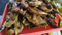 Satu potong bebek dibanderol harga Rp 26 ribu. Agak mahal memang karena satu ekor bebek hanya dipotong dua. Untuk satu porsi bebek, kami mendapat bagian dada sekaligus bagian paha. Ukurannya pun cukup besar jadi dijamin puas melahapnya. Foto: detikFood/Devi S. Lestari