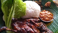 Bosan makan bebek goreng? Coba menu bebek bakar yang tak kalah nikmat. Salah satu bebek bakar enak bisa dinikmati di warung Arjuna. Di sini lidah akan dimanjakan enaknya daging bebek bakar yang gurih juicy. Foto: detikFood/Devi S. Lestari