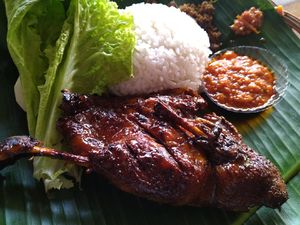 Empuk Gurih Bebek Bakar Berpadu Sambal Bawang Super Pedas