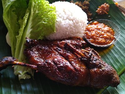 Empuk Gurih Bebek Bakar Berpadu Sambal Bawang Super Pedas
