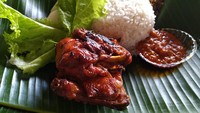 Untuk menunya sendiri cukup beragam, ada ayam goreng, ayam bakar, bebek goreng, bebek bakar, lele goreng, gurame goreng, ikan bawal bakar, burung puyuh hingga ayam utuh satu ekor yang bisa digoreng atau dibakar. Foto: detikFood/Devi S. Lestari