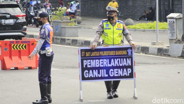 Begini Suasana Penyekatan Ganjil-Genap di Bandung Operasi penyekatan ganjil-genap di Bandung digelar pada beberapa ruas jalan. Meski begotu, beberapa warga masih kebingungan.