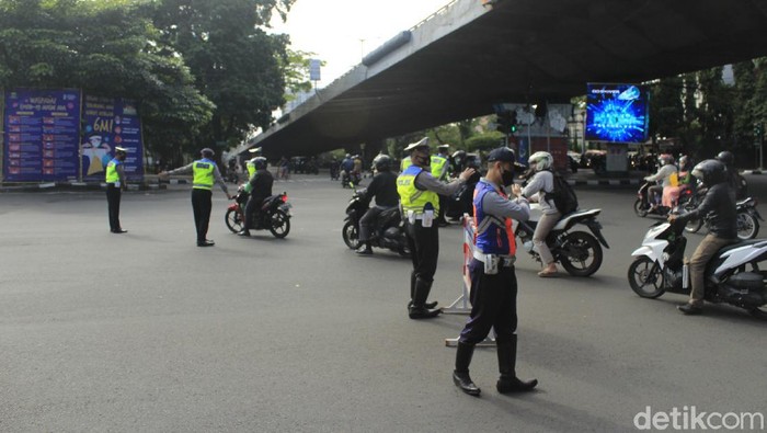 Begini Suasana Penyekatan Ganjil-Genap di Bandung Operasi penyekatan ganjil-genap di Bandung digelar pada beberapa ruas jalan. Meski begotu, beberapa warga masih kebingungan.