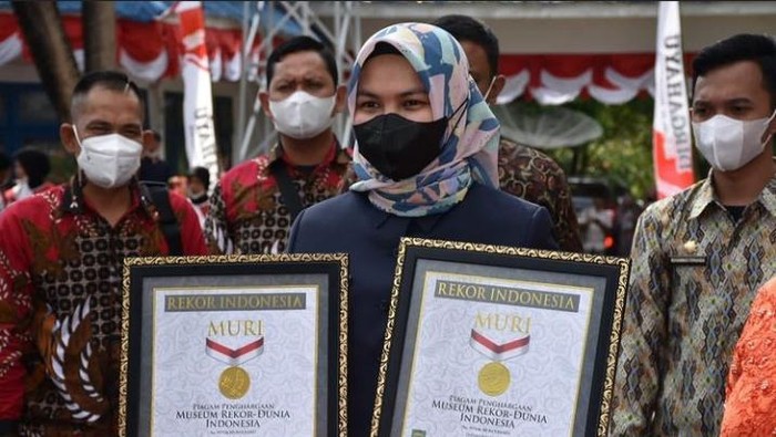 Bupati Madina Jakfar Sukhairi Nasution bersama Wakil Bupati Madina Atika Azmi Utammi Nasution (dok: Situs Resmi Pemkab Madina)