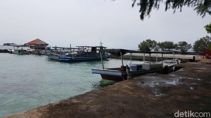 Dermaga Pulau Pramuka Berair Jernih