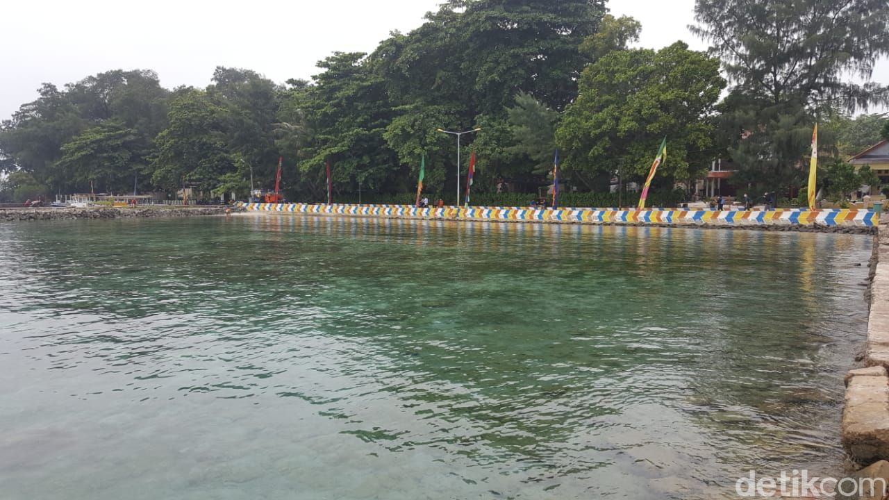 Dermaga Pulau Pramuka Berair Jernih