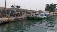 Terlihat beberapa kapal nelayan bersandar di dermaga.