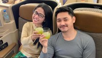 Saat di pesawat, DP dan Angga cheers dengan minuman segar. Lewat foto ini pula, Angga mengucapkan ulang tahun untuk istrinya pada tahun 2020. 