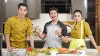 Saat pemotretan bisnis kulinernya pun, Angga dan DP tampak kompak berpose. Bismillah, photo shoot untuk OI DWP, katanya.
