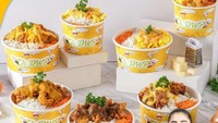 Sang suami yang juga merangkap manajer DP tengah mempromosikan bisnis kuliner mereka. Namanya OI DWP yang mengusung konsep rice bowl.