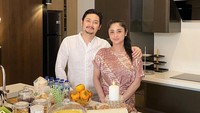Kemesraan DP dan sang suami juga banyak terlihat di Instagram suaminya, Angga Wijaya. Mereka terlihat serasi saat mengadakan jamuan makan di hari raya.